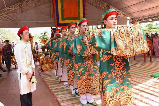 Hoài Linh chân trần, dầm mưa chống dột cho nhà thờ Tổ nghề trăm tỷ-23