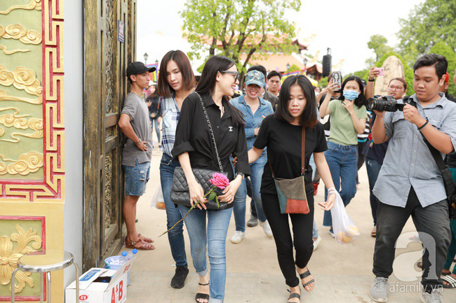 Nhã Phương diện áo đen, tay khư khư che bụng khi đi cúng Tổ nghề cùng Ái Phương-4