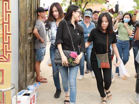 Nhã Phương diện áo đen, tay khư khư che bụng khi đi cúng Tổ nghề cùng Ái Phương