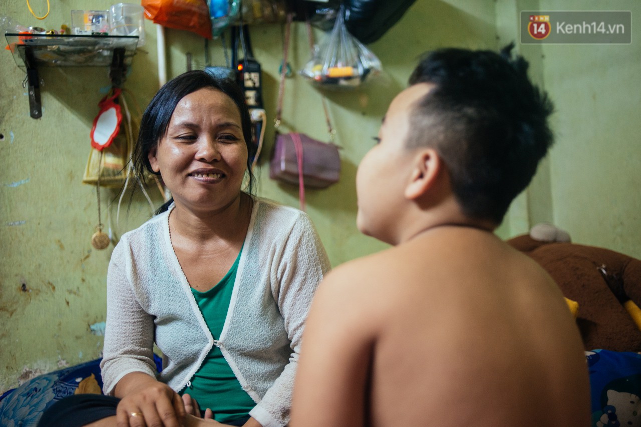 Món quà đầu năm học mới dành cho cậu bé hằng đêm nhặt ve chai đến 3 giờ sáng ở Sài Gòn-1