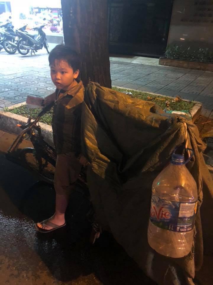 Món quà đầu năm học mới dành cho cậu bé hằng đêm nhặt ve chai đến 3 giờ sáng ở Sài Gòn-3
