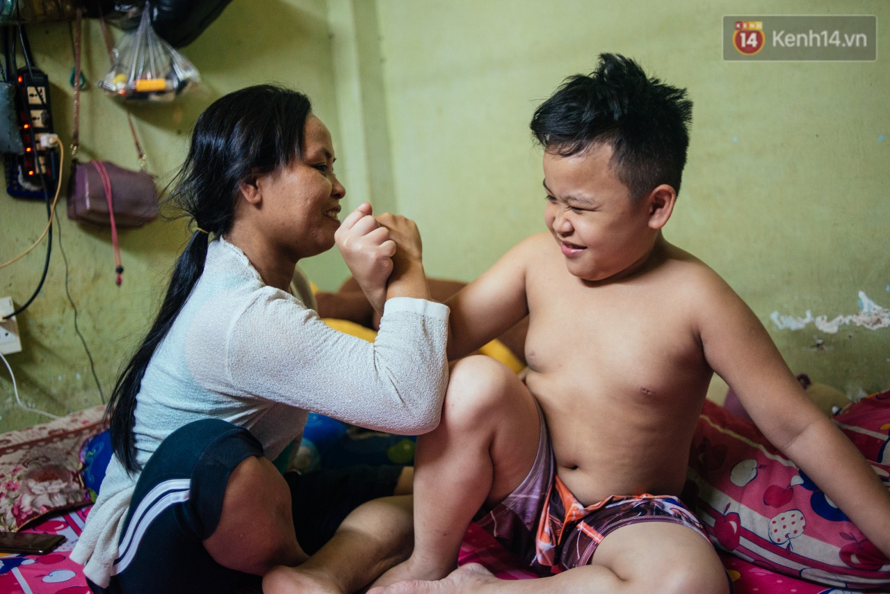 Món quà đầu năm học mới dành cho cậu bé hằng đêm nhặt ve chai đến 3 giờ sáng ở Sài Gòn-5