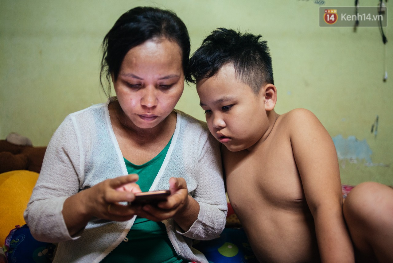 Món quà đầu năm học mới dành cho cậu bé hằng đêm nhặt ve chai đến 3 giờ sáng ở Sài Gòn-6