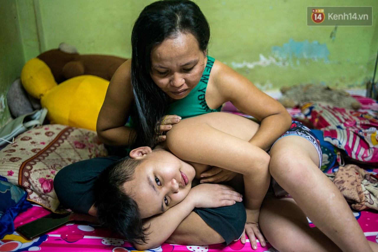 Món quà đầu năm học mới dành cho cậu bé hằng đêm nhặt ve chai đến 3 giờ sáng ở Sài Gòn-7