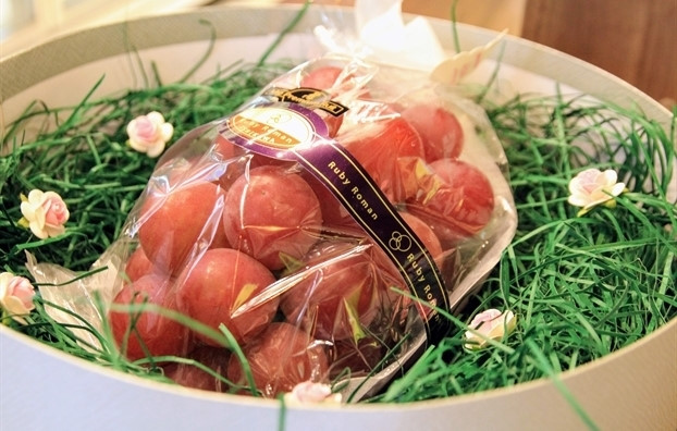 Nho 11 triệu đồng/chùm, dưa hấu 4 triệu/quả vẫn hút giới nhà giàu Việt-1