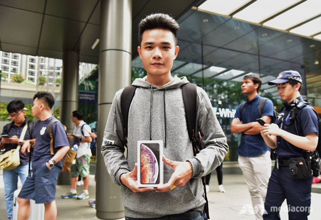 Báo quốc tế ngạc nhiên khi người Việt xếp hàng thâu đêm chờ iPhone XS-1