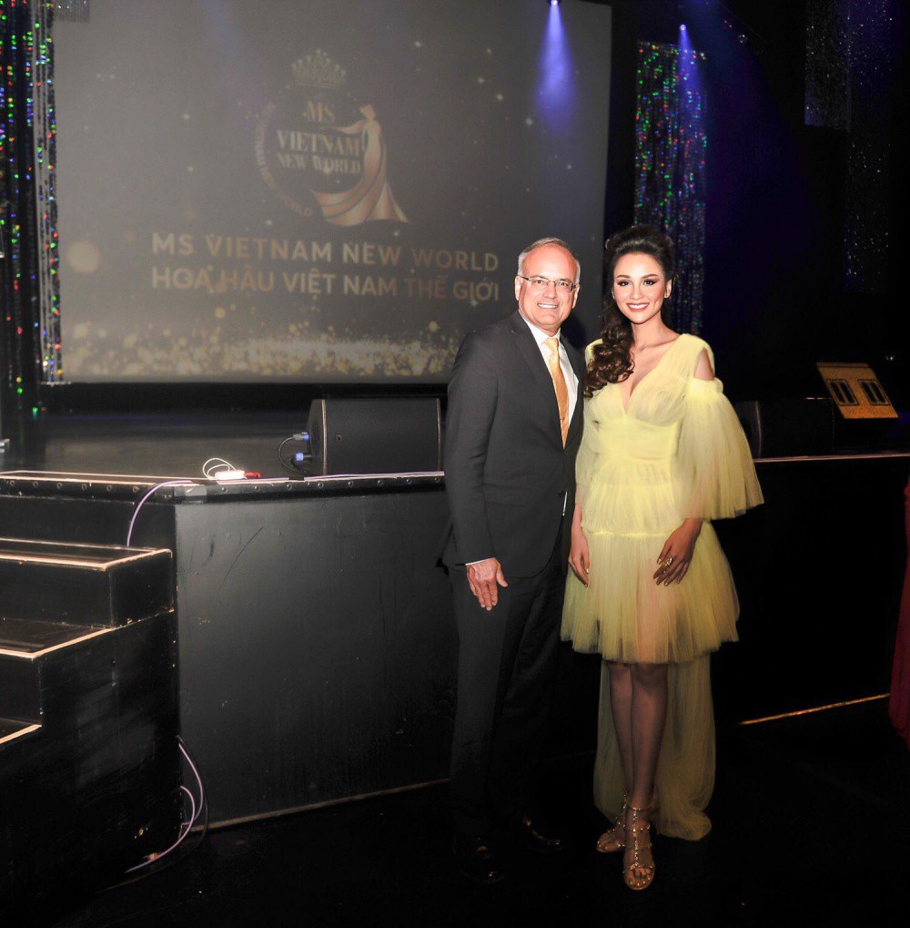 Bị NTK tố mang đồ đi mượn cho người khác mặc mà không xin phép, Hoa hậu Diễm Hương giải thích ra sao?-4