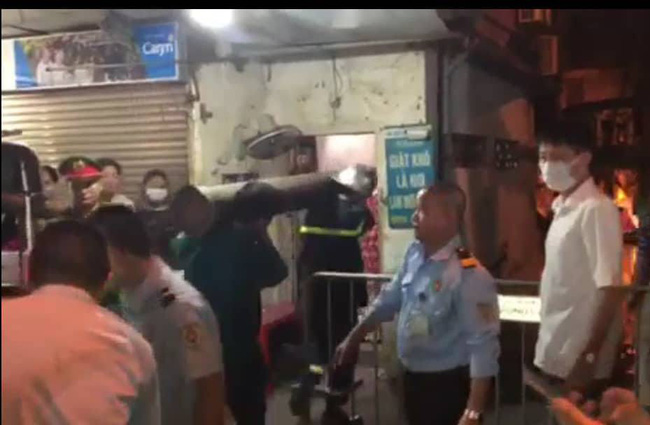 Đưa 2 thi thể trong vụ hỏa hoạn gần Bệnh viện Nhi Trung ương ra ngoài: không phải 1 người lớn và 1 trẻ con như tin đồn-1