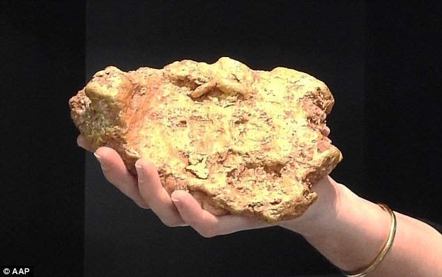 Đào được cục vàng nguyên khối 3kg, bán được 25 tỷ đồng-1