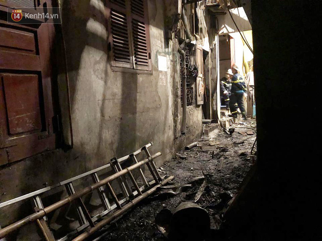 Vụ cháy ở Đê La Thành: Xác nhận phần thi thể được tìm thấy là đôi vợ chồng chăm sóc con đẻ non-2