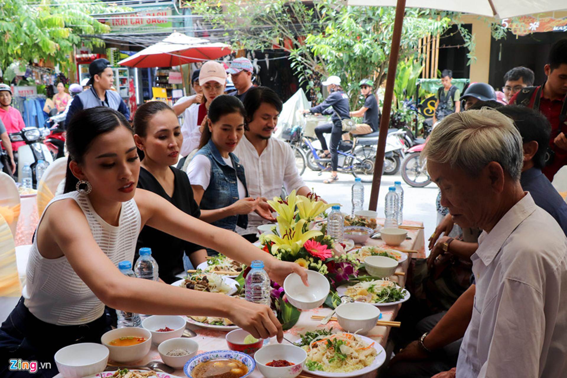 Gia đình đãi tiệc mừng đón Hoa hậu Trần Tiểu Vy ở phố cổ Hội An-5