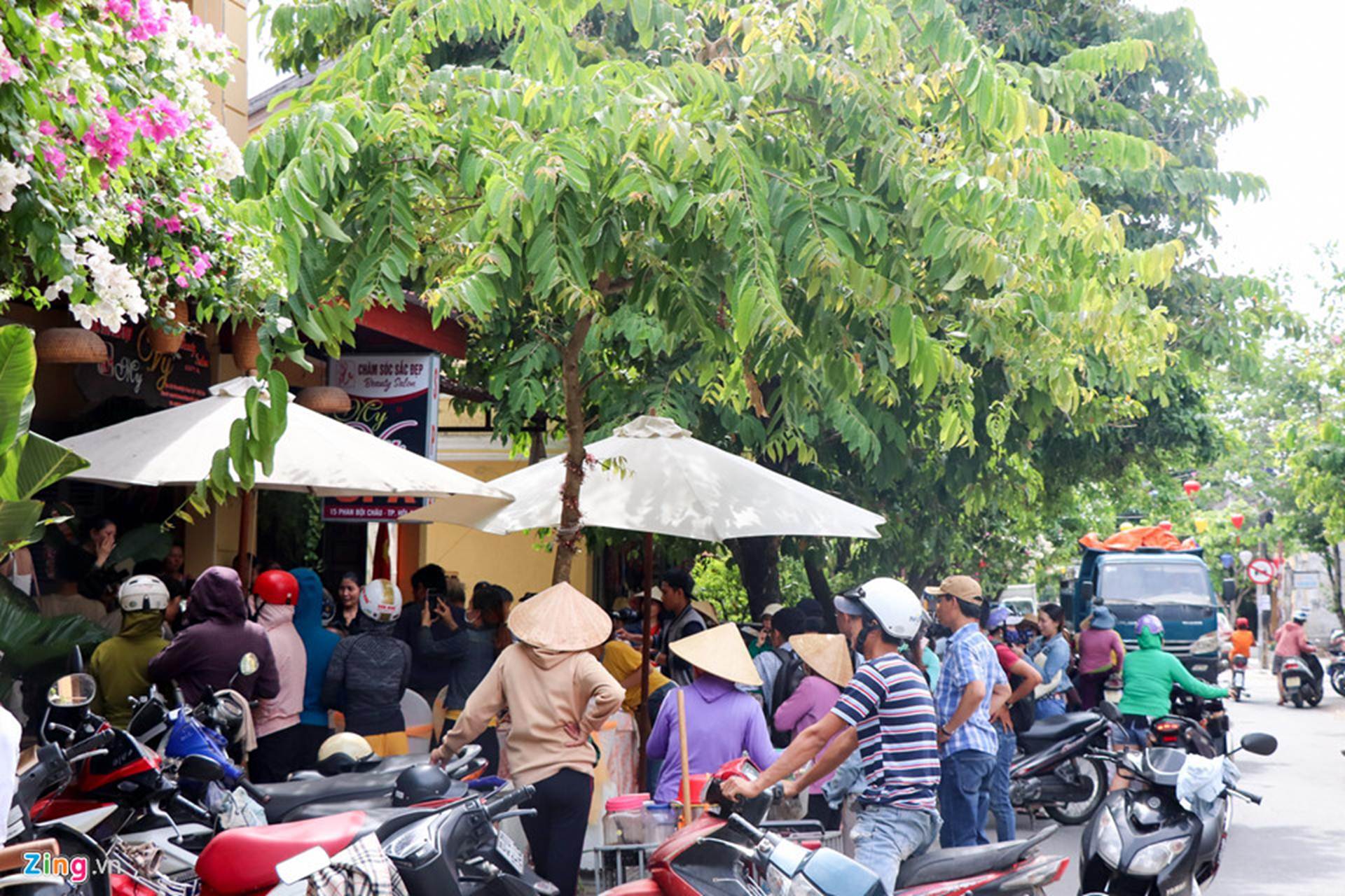 Gia đình đãi tiệc mừng đón Hoa hậu Trần Tiểu Vy ở phố cổ Hội An-7