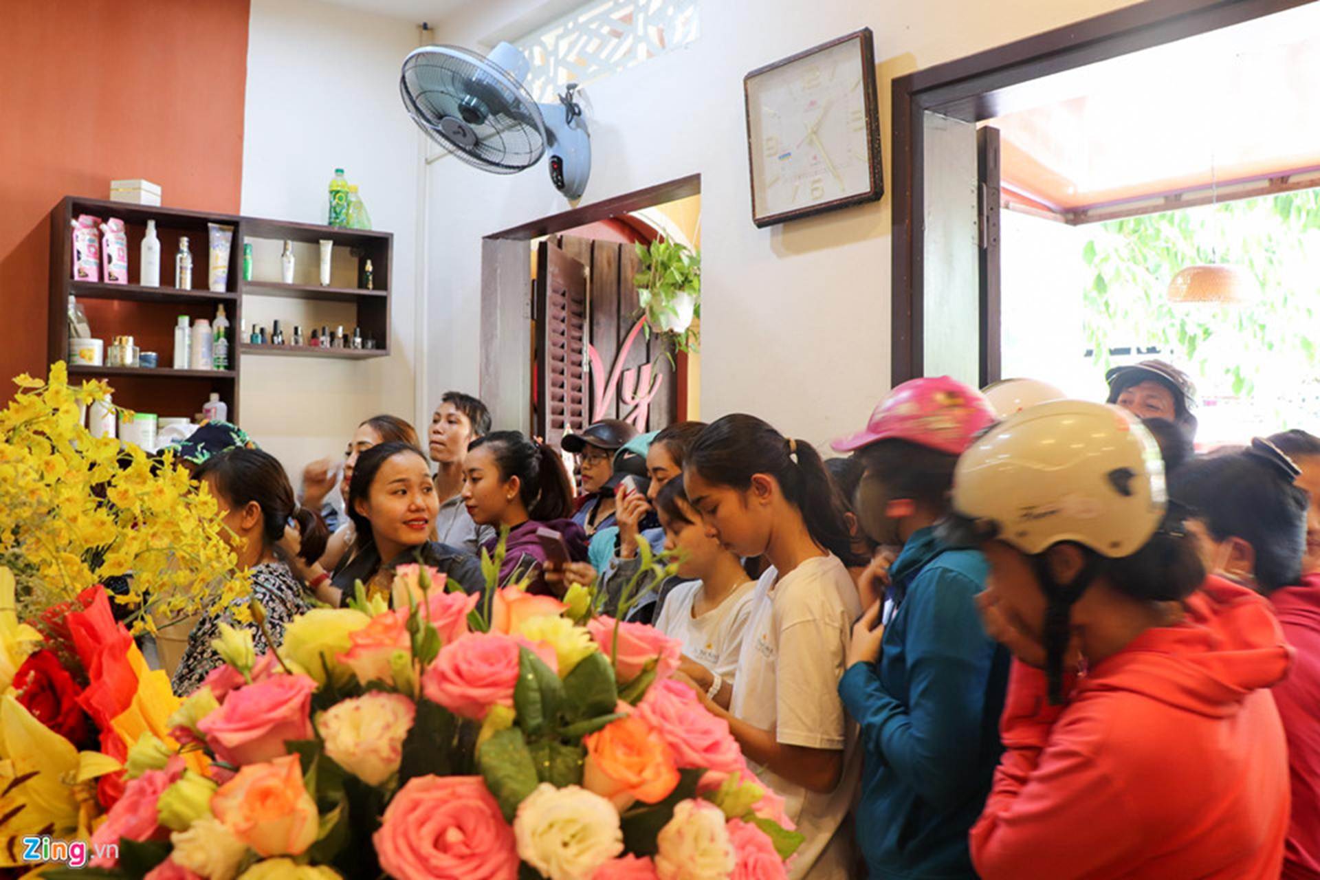 Gia đình đãi tiệc mừng đón Hoa hậu Trần Tiểu Vy ở phố cổ Hội An-8