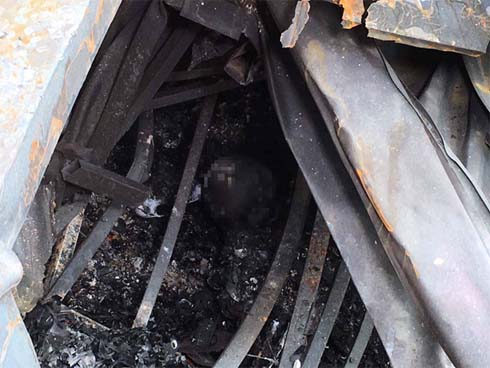 Vụ phát hiện thi thể sau đám cháy dãy trọ gần viện Nhi TW: Người mẹ nhận ra con gái qua chiếc vòng đeo cổ-3