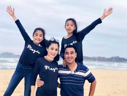 Con gái lớn MC Quyền Linh sớm bộc lộ tố chất beauty blogger với khả năng làm tóc điệu nghệ-9