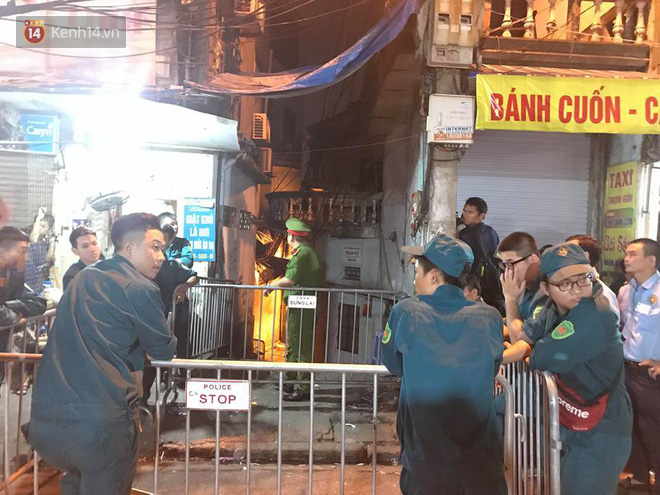 Vụ phát hiện thi thể sau đám cháy dãy trọ gần viện Nhi TW: Người mẹ nhận ra con gái qua chiếc vòng đeo cổ-1