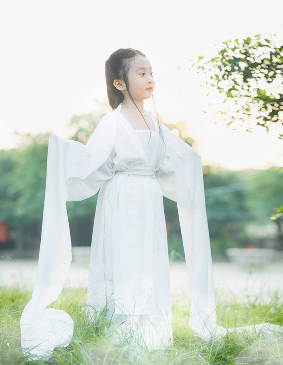 Trung thu, ngắm chị Hằng Nga phiên bản nhí đẹp như thần tiên giáng trần-9