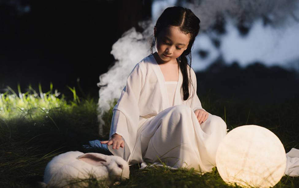 Trung thu, ngắm chị Hằng Nga phiên bản nhí đẹp như thần tiên giáng trần-13