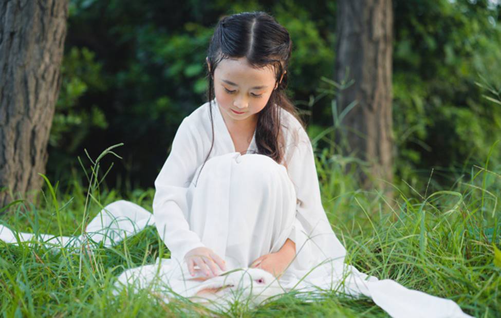 Trung thu, ngắm chị Hằng Nga phiên bản nhí đẹp như thần tiên giáng trần-3