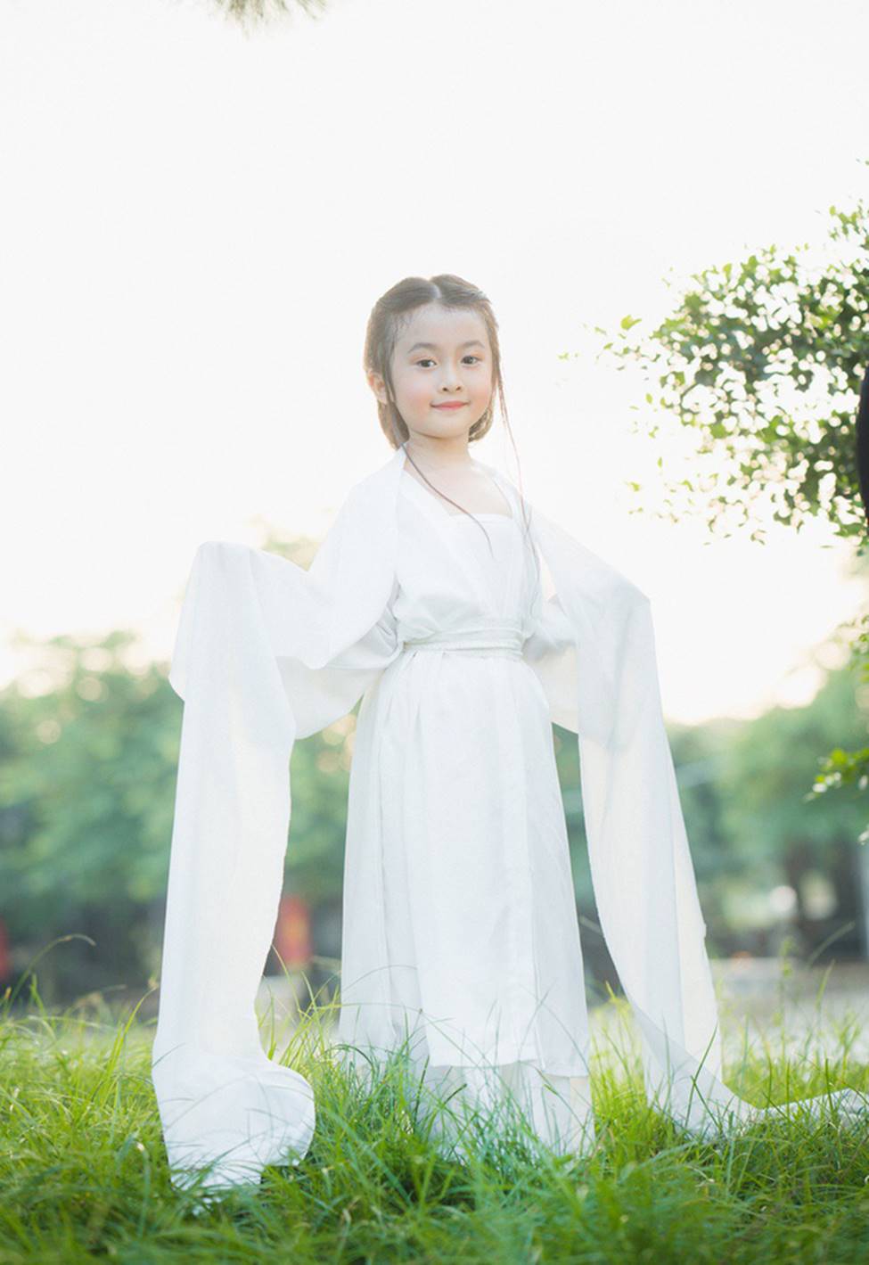 Trung thu, ngắm chị Hằng Nga phiên bản nhí đẹp như thần tiên giáng trần-8