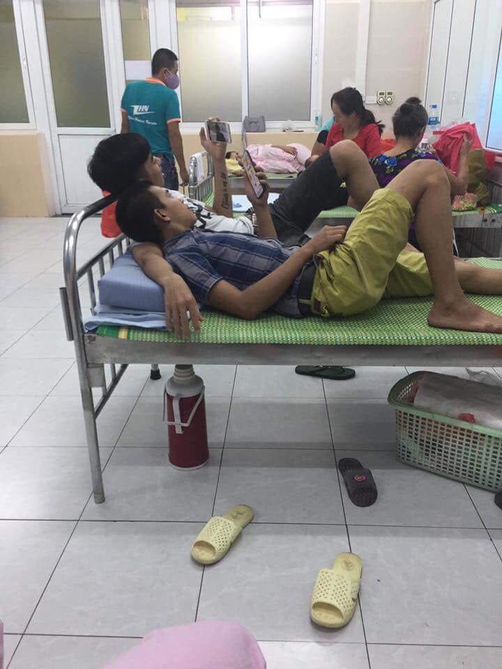 Hình ảnh 2 ông chồng chẳng hề quen biết mà trở nên thân thiết, nằm gối lên tay nhau khi đưa vợ đi đẻ khiến dân mạng bật cười-2