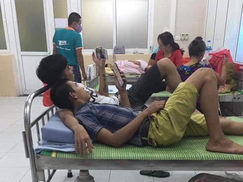 Hình ảnh 2 ông chồng chẳng hề quen biết mà trở nên thân thiết, nằm gối lên tay nhau khi đưa vợ đi đẻ khiến dân mạng bật cười