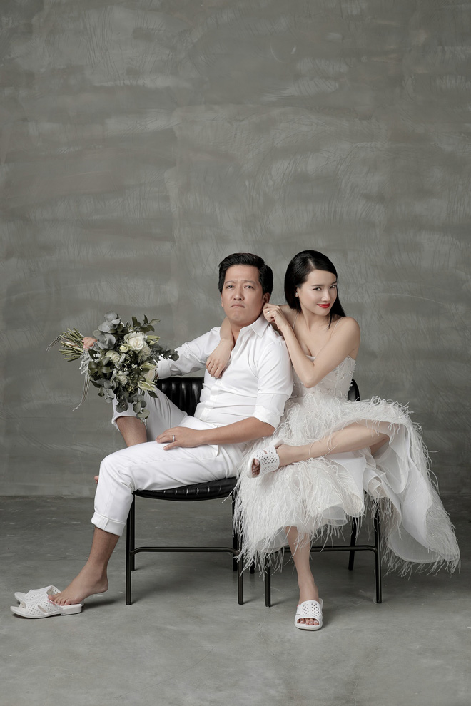 Trường Giang, Nhã Phương đi dép tổ ong chụp ảnh cưới hài hước-7