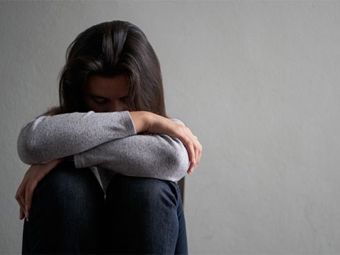 Đang chửi con dâu như tát nước, vừa thấy con trai về mẹ chồng đổ ngay bát cháo cá xuống sàn để giá họa cho tôi