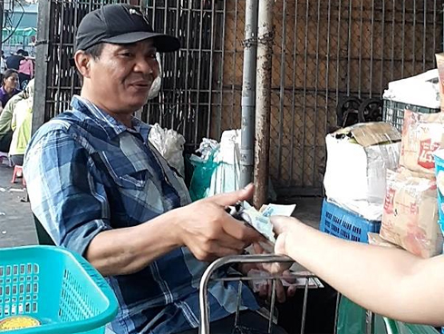 Vì sao tiểu thương chợ Long Biên phải è cổ nộp trăm triệu bảo kê?-6