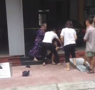 Mẹ chồng thẳng tay đánh cô bồ, mắng con trai mày là con tao nhưng mất dạy khi thấy con ngoại tình-2