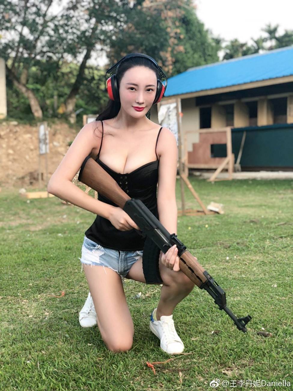 Đệ nhất mỹ nữ đường cong Mông Cổ gặp rắc rối vì vòng 1 cúp G-6