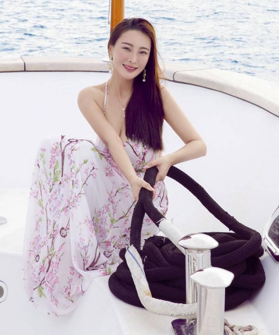 Đệ nhất mỹ nữ đường cong Mông Cổ gặp rắc rối vì vòng 1 cúp G-12