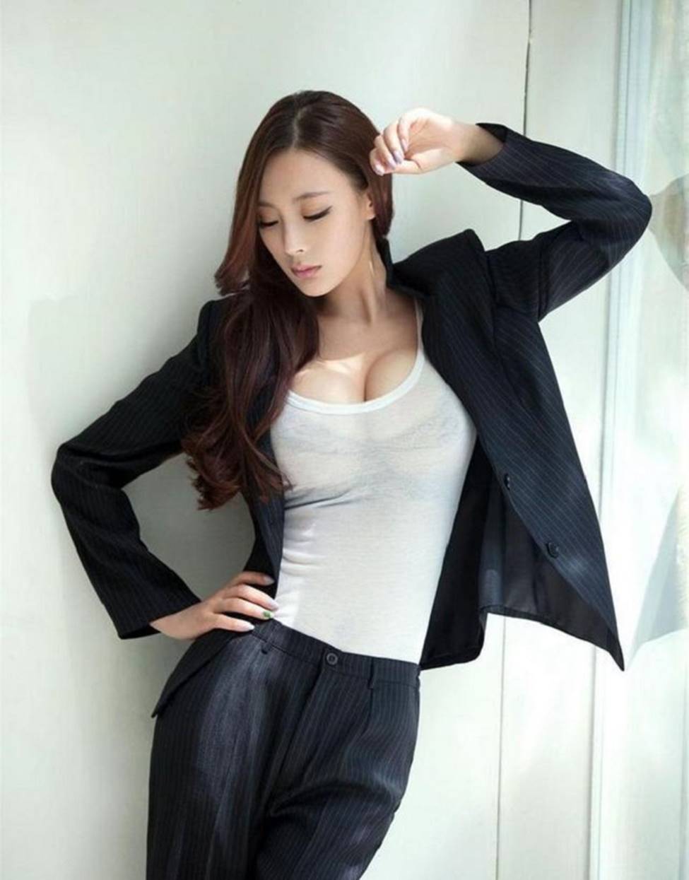 Đệ nhất mỹ nữ đường cong Mông Cổ gặp rắc rối vì vòng 1 cúp G-14