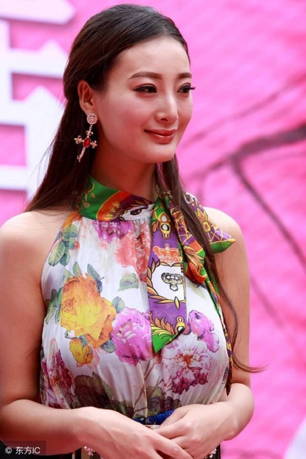 Đệ nhất mỹ nữ đường cong Mông Cổ gặp rắc rối vì vòng 1 cúp G-17