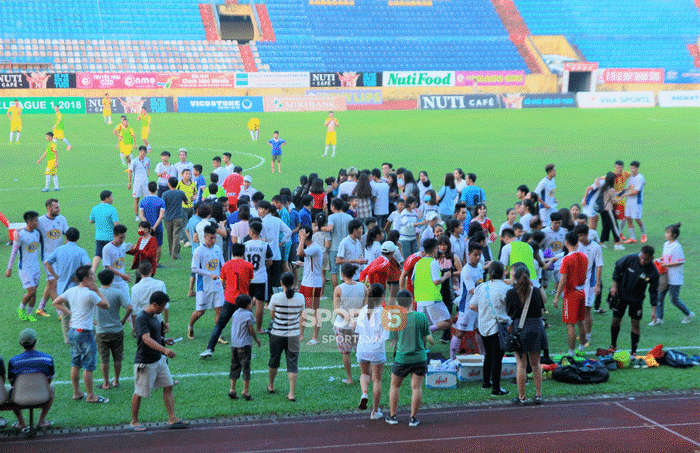 Công Phượng bị bao vây, Minh Vương trốn sau xe vì sự cuồng nhiệt của fan Nam Định-3