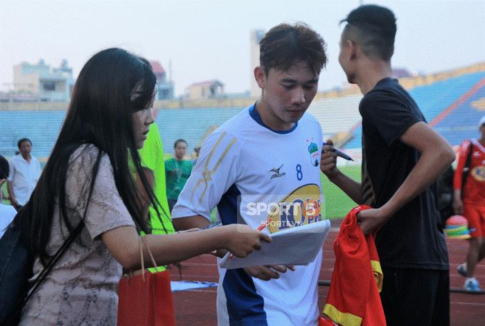 Công Phượng bị bao vây, Minh Vương trốn sau xe vì sự cuồng nhiệt của fan Nam Định-6