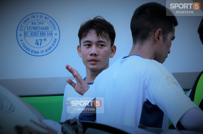 Công Phượng bị bao vây, Minh Vương trốn sau xe vì sự cuồng nhiệt của fan Nam Định-7