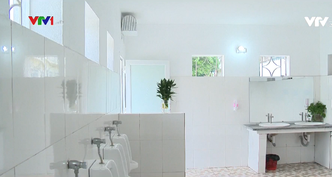 Nhà vệ sinh xịn như khách sạn 5 sao của học sinh Quảng Ninh: Bên ngoài là giàn hoa ngát hương, bước vào trong nhạc du dương tự động bật-1