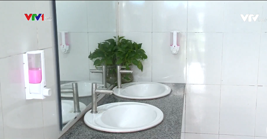 Nhà vệ sinh xịn như khách sạn 5 sao của học sinh Quảng Ninh: Bên ngoài là giàn hoa ngát hương, bước vào trong nhạc du dương tự động bật-2