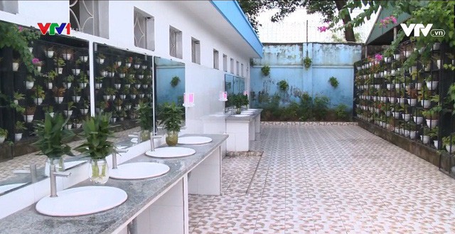 Nhà vệ sinh xịn như khách sạn 5 sao của học sinh Quảng Ninh: Bên ngoài là giàn hoa ngát hương, bước vào trong nhạc du dương tự động bật-6