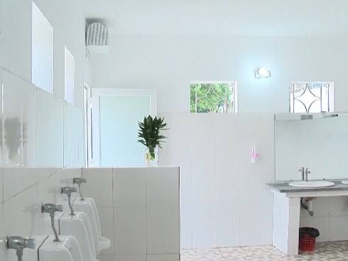 Nhà vệ sinh xịn như khách sạn 5 sao của học sinh Quảng Ninh: Bên ngoài là giàn hoa ngát hương, bước vào trong nhạc du dương tự động bật
