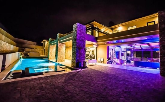 Bên trong những căn biệt thự triệu đô của sao Vbiz: Người dát vàng như cung điện, người tỷ mỉ bày trí từng món đồ kỳ công bắt mắt!-19