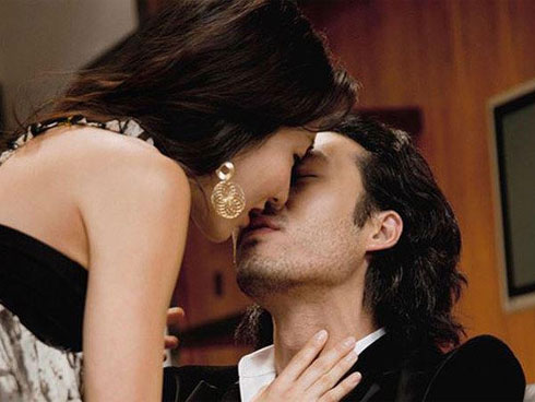 Đang ve vãn cô thư ký sexy trong xe, tin nhắn của vợ làm tôi bừng tỉnh-3