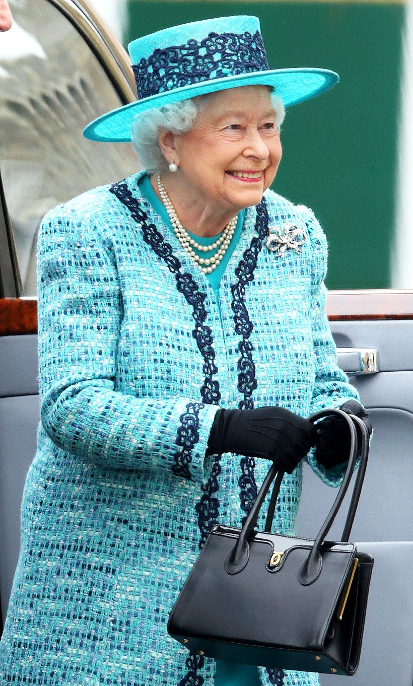 Ngoài gu diện đồ sặc sỡ, Nữ hoàng Anh còn có 5 bí mật làm nên phong cách thời trang không thể trộn lẫn-3