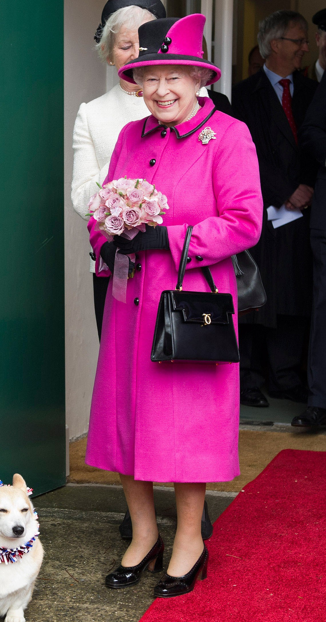 Ngoài gu diện đồ sặc sỡ, Nữ hoàng Anh còn có 5 bí mật làm nên phong cách thời trang không thể trộn lẫn-4