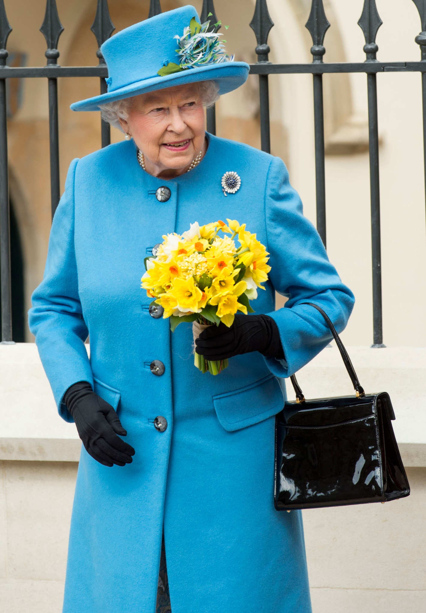 Ngoài gu diện đồ sặc sỡ, Nữ hoàng Anh còn có 5 bí mật làm nên phong cách thời trang không thể trộn lẫn-13