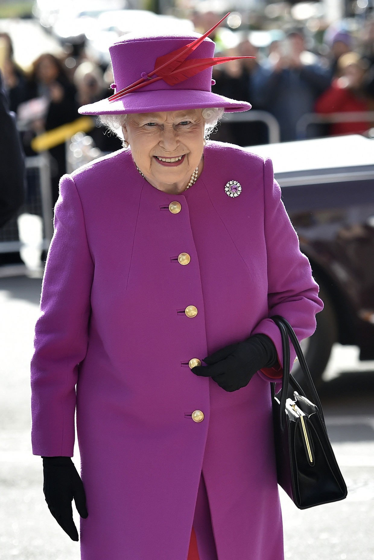 Ngoài gu diện đồ sặc sỡ, Nữ hoàng Anh còn có 5 bí mật làm nên phong cách thời trang không thể trộn lẫn-14