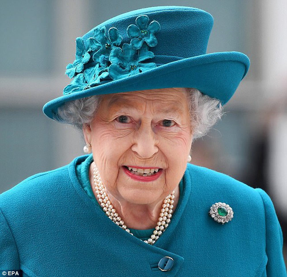 Ngoài gu diện đồ sặc sỡ, Nữ hoàng Anh còn có 5 bí mật làm nên phong cách thời trang không thể trộn lẫn-5