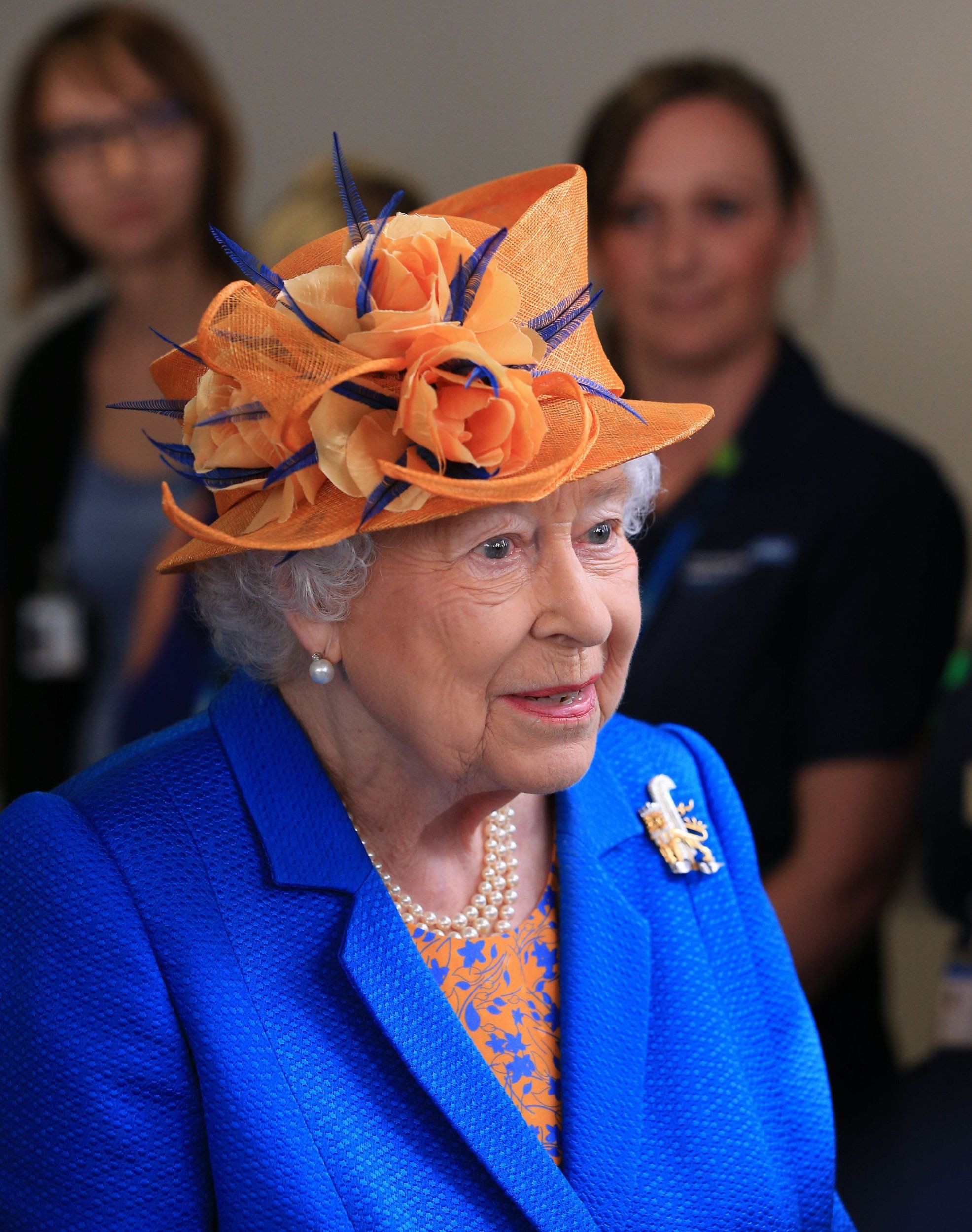 Ngoài gu diện đồ sặc sỡ, Nữ hoàng Anh còn có 5 bí mật làm nên phong cách thời trang không thể trộn lẫn-6