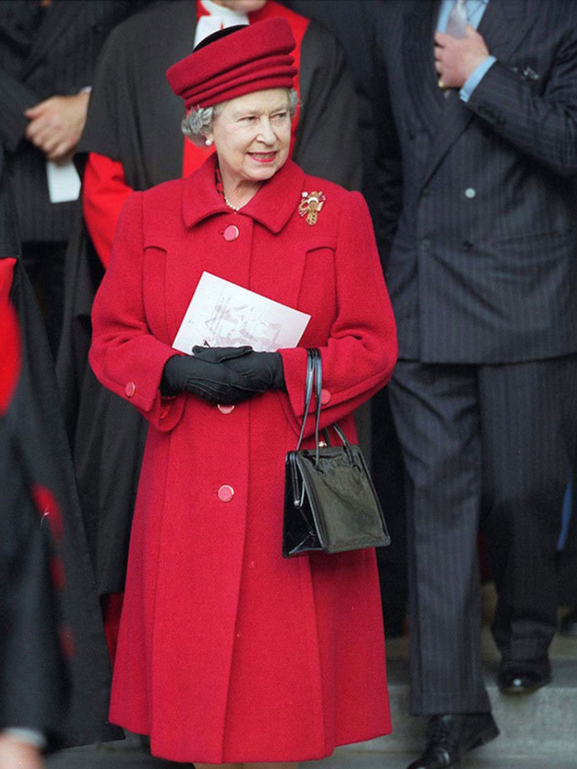 Ngoài gu diện đồ sặc sỡ, Nữ hoàng Anh còn có 5 bí mật làm nên phong cách thời trang không thể trộn lẫn-8